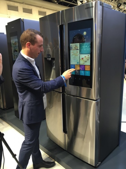 L'écran tactile du réfrigérateur-congélateur connecté Family Hub peut même jouer vos morceaux de musique préférés